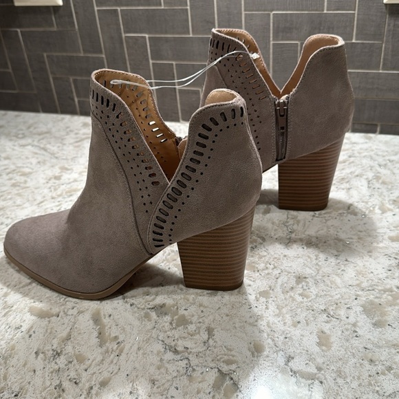 NEW~TAUPE~LASER CUT TRIM~V-CUT SIDES~3 1/2” STACKED HEELS~ CUSHIONED FOOTBED~BR - Picture 3 of 13